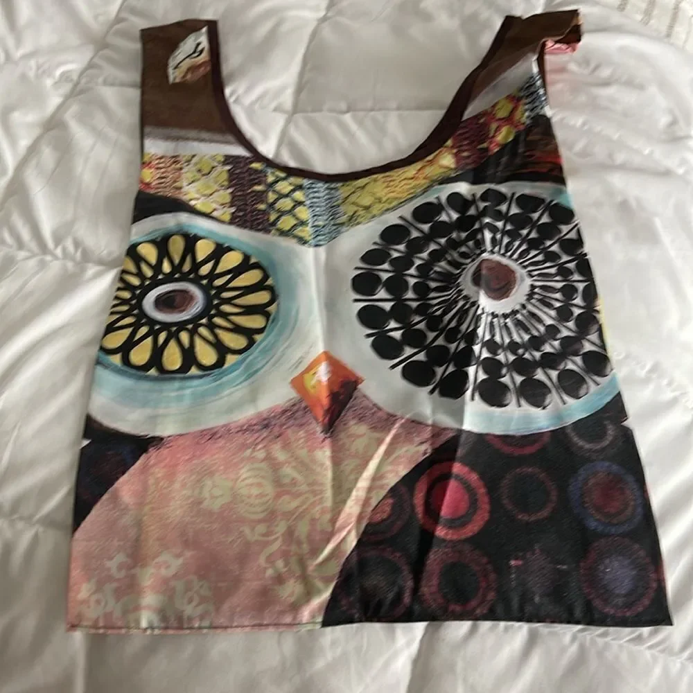 Adorable shoulder satchel.  Great print!